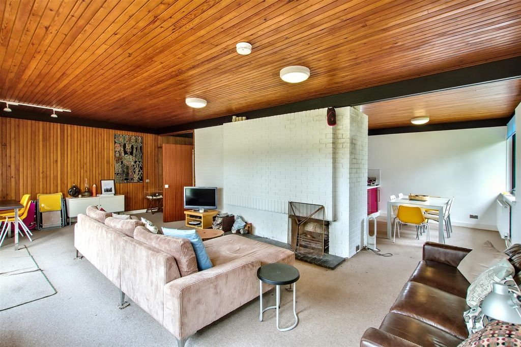 Property photo 3 of 33 Lounge