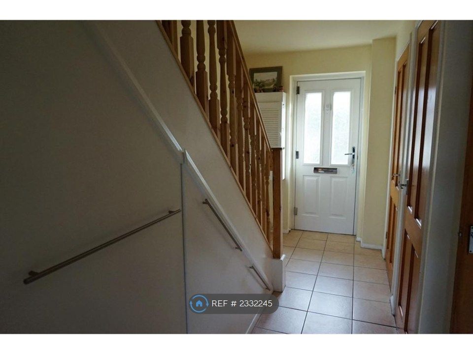 Property photo 2 of 7 Hallway