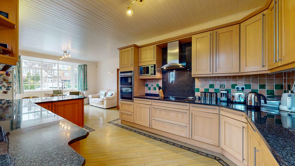 Property photo 3 of 27