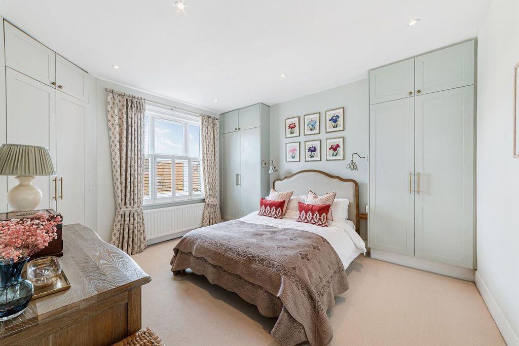 Property photo 2 of 9 Tff, 24 Leysfield Road-9.Jpg
