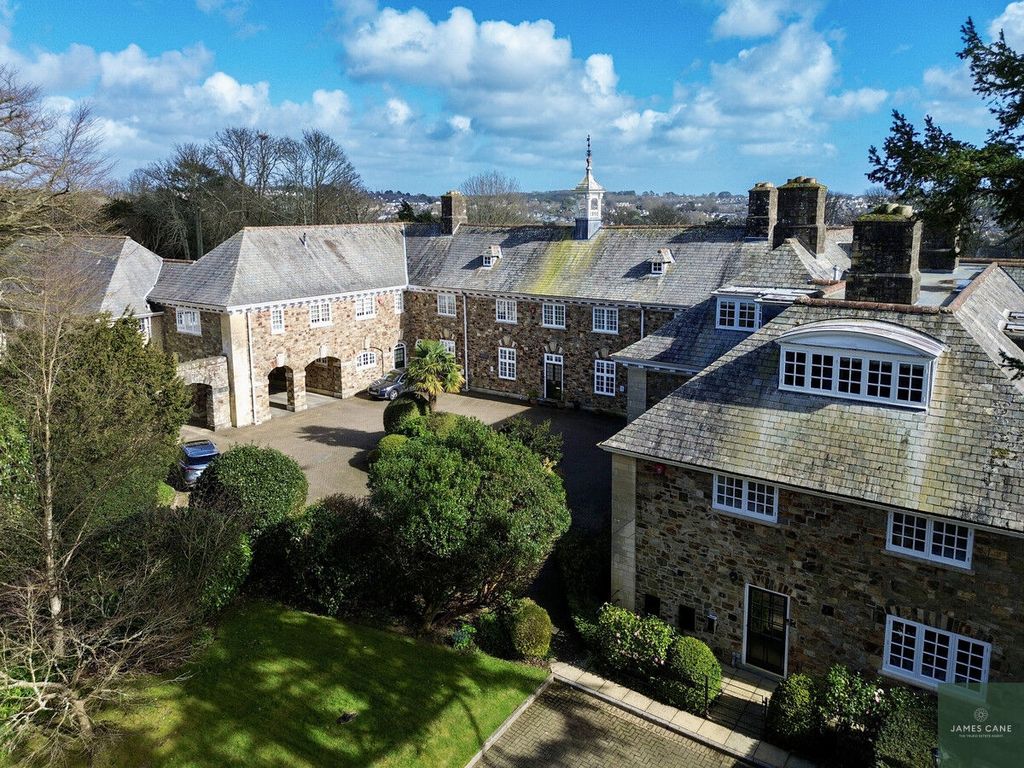 Property photo 2 of 27