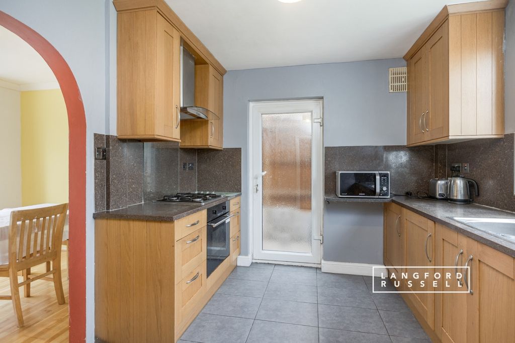 Property photo 2 of 10 Kitchen