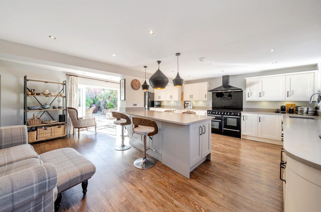 Property photo 3 of 42 1358867-23-68d510c6840ce.Jpg