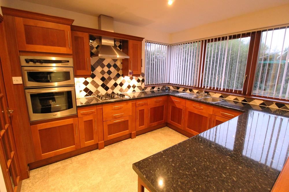 Property photo 3 of 10 Kitchen