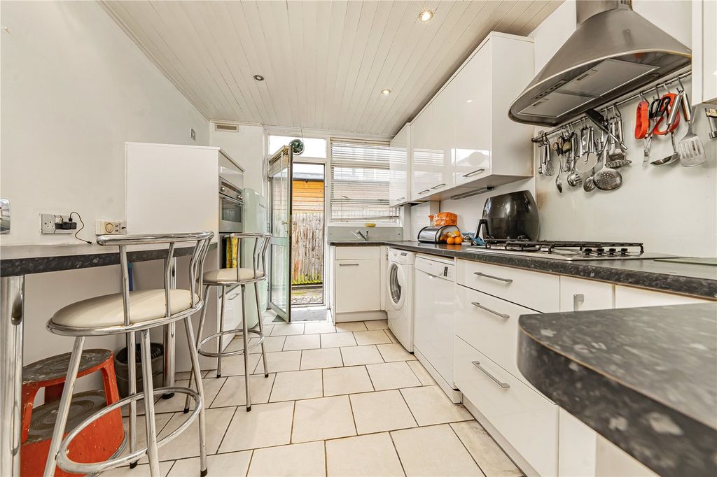 Property photo 3 of 12 Kitchen