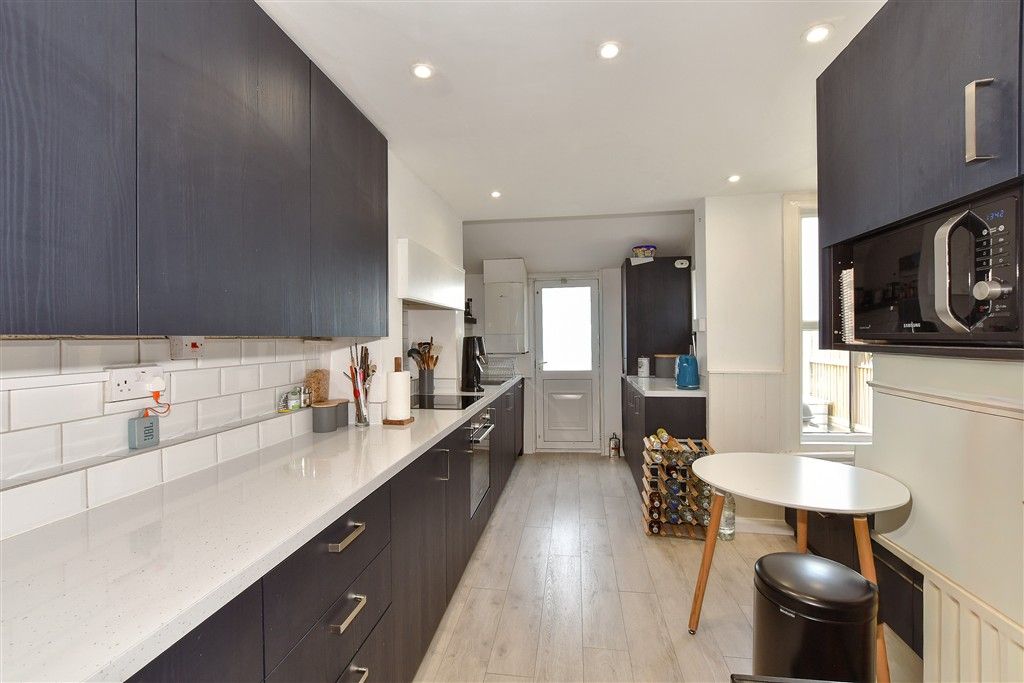 Property photo 3 of 11 Kitchen