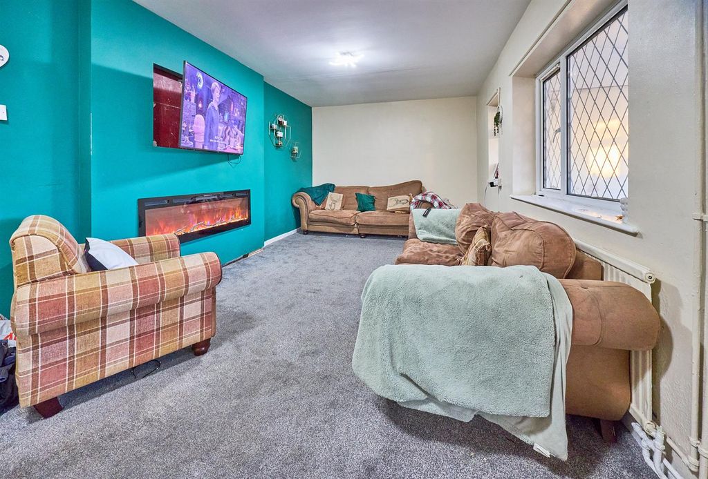 Property photo 2 of 9 East Close, Bb 5.Jpg