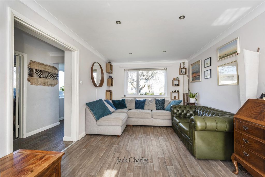 Property photo 2 of 15 7 Stanley Close, Tn12 0Ta 008.Jpg