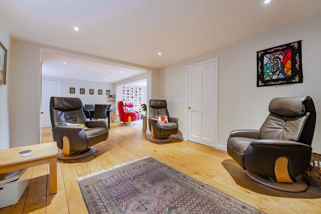 Property photo 2 of 28