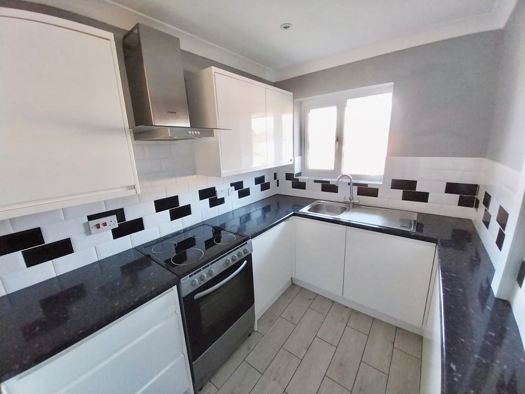 Property photo 3 of 6 Kitchen