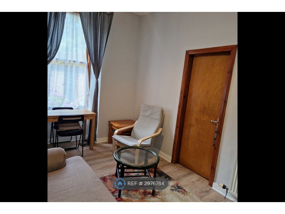Property photo 3 of 10 Living Room/Kitchen