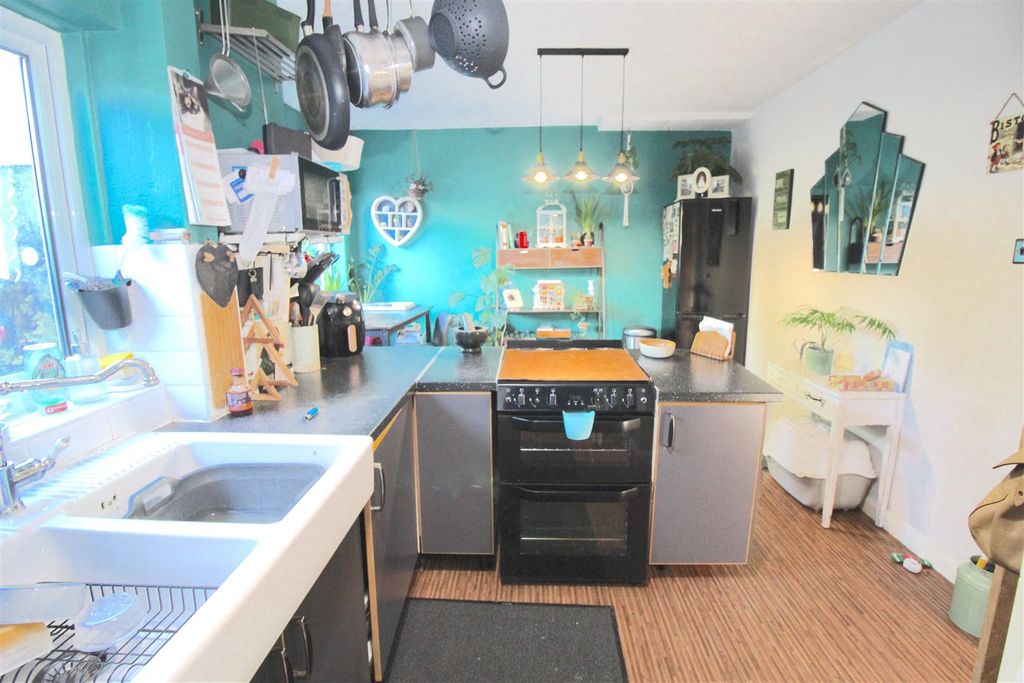 Property photo 3 of 12 Kitchen