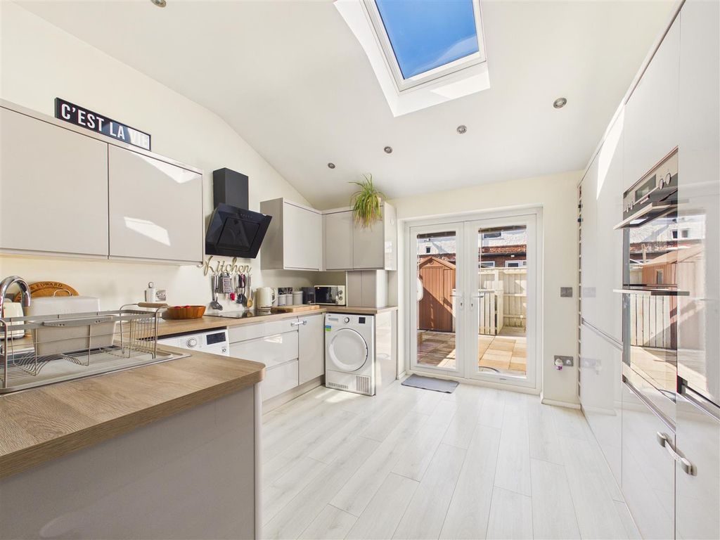 Property photo 2 of 11 Cam05451G0-Pr0117-Still010.Jpg