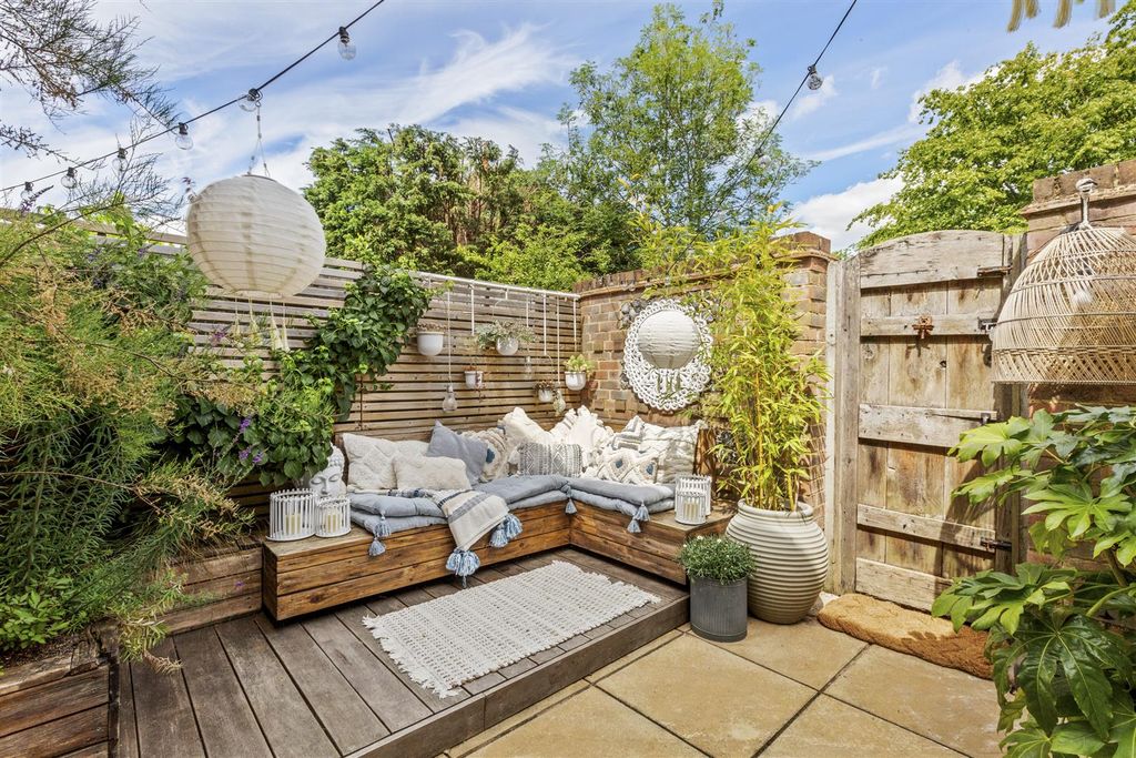 Property photo 2 of 17 Magnum House, Lane End-10.Jpg