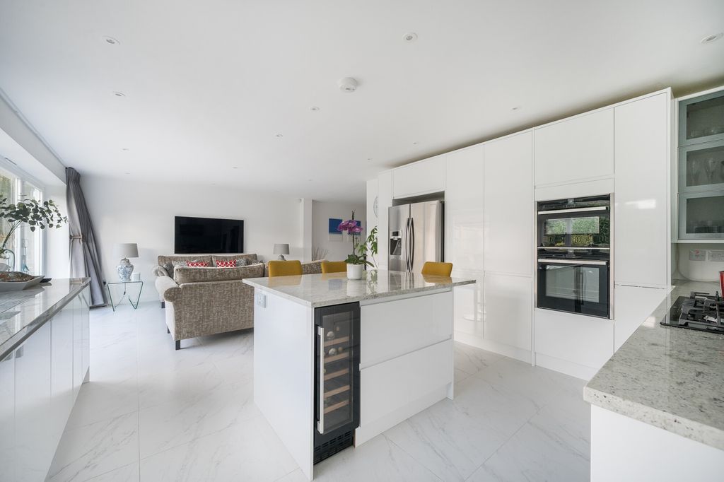 Property photo 2 of 21