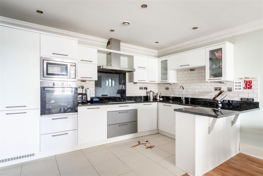 Property photo 3 of 15 23 Sussex Gate-10.Jpg