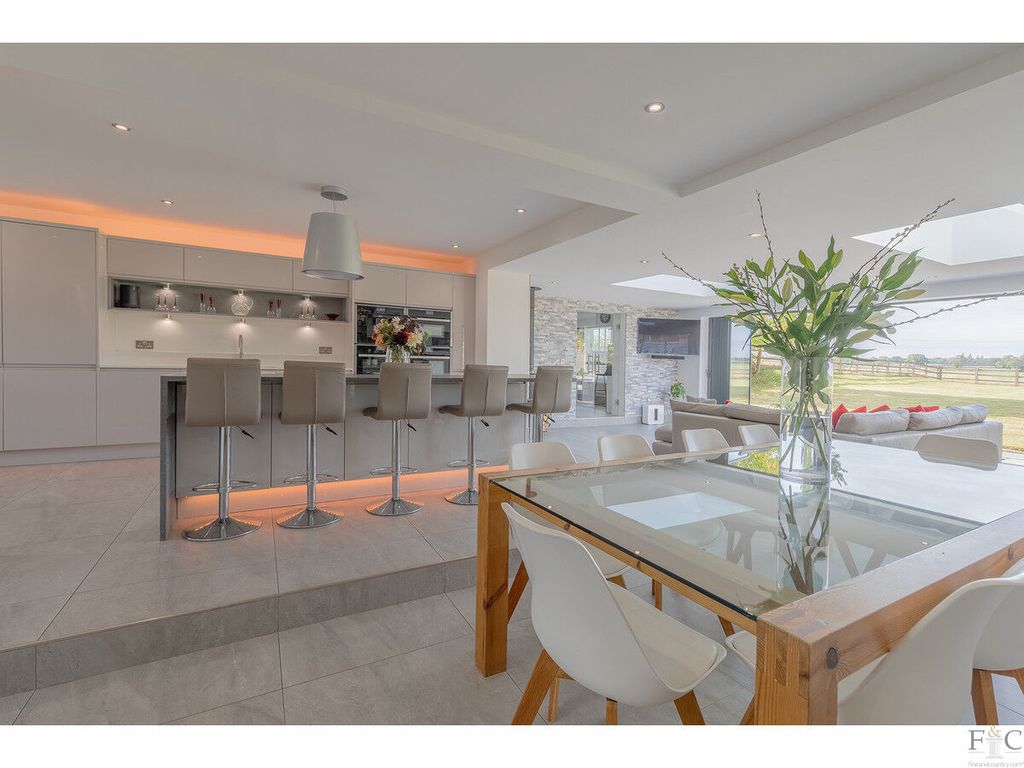 Property photo 2 of 40