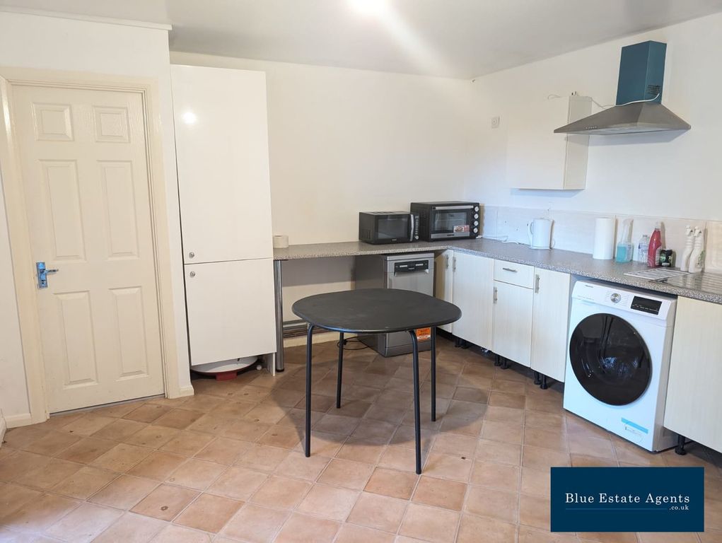 Property photo 2 of 5 Kitchen Lounge