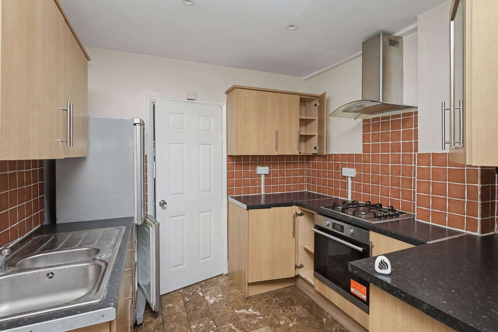 Property photo 2 of 12 200 Whitehorse Lane, South Norwood, London Se25 6Ux