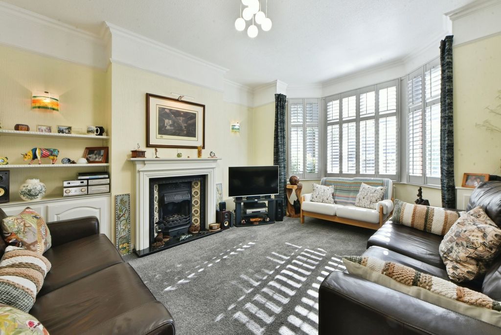 Property photo 3 of 17 Photo