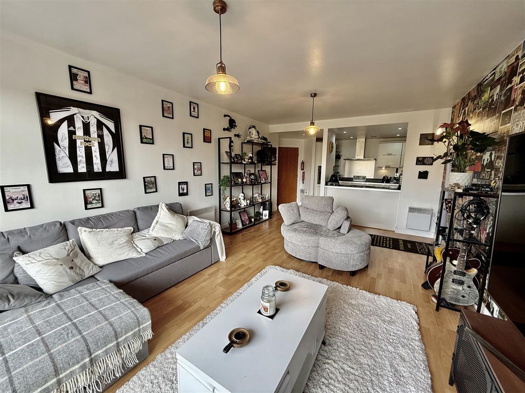 Property photo 2 of 19 Lounge/Kitchen