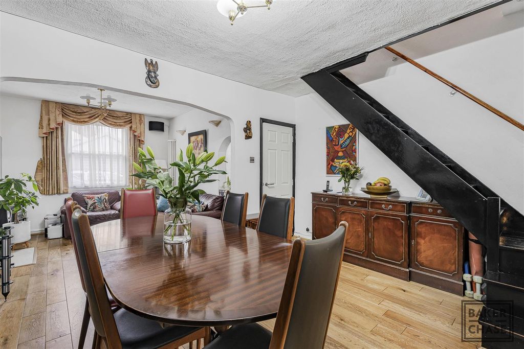 Property photo 2 of 28 Through Lounge