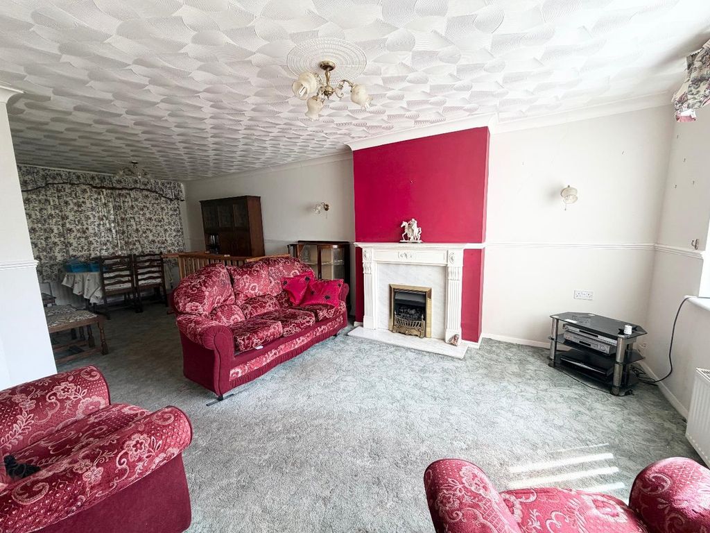 Property photo 3 of 8 Lounge/Diner
