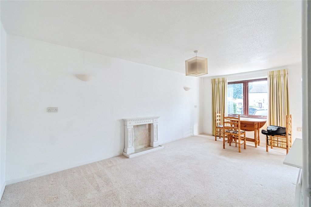 Property photo 3 of 12 Lounge