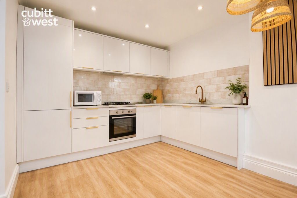 Property photo 2 of 10 Kitchen