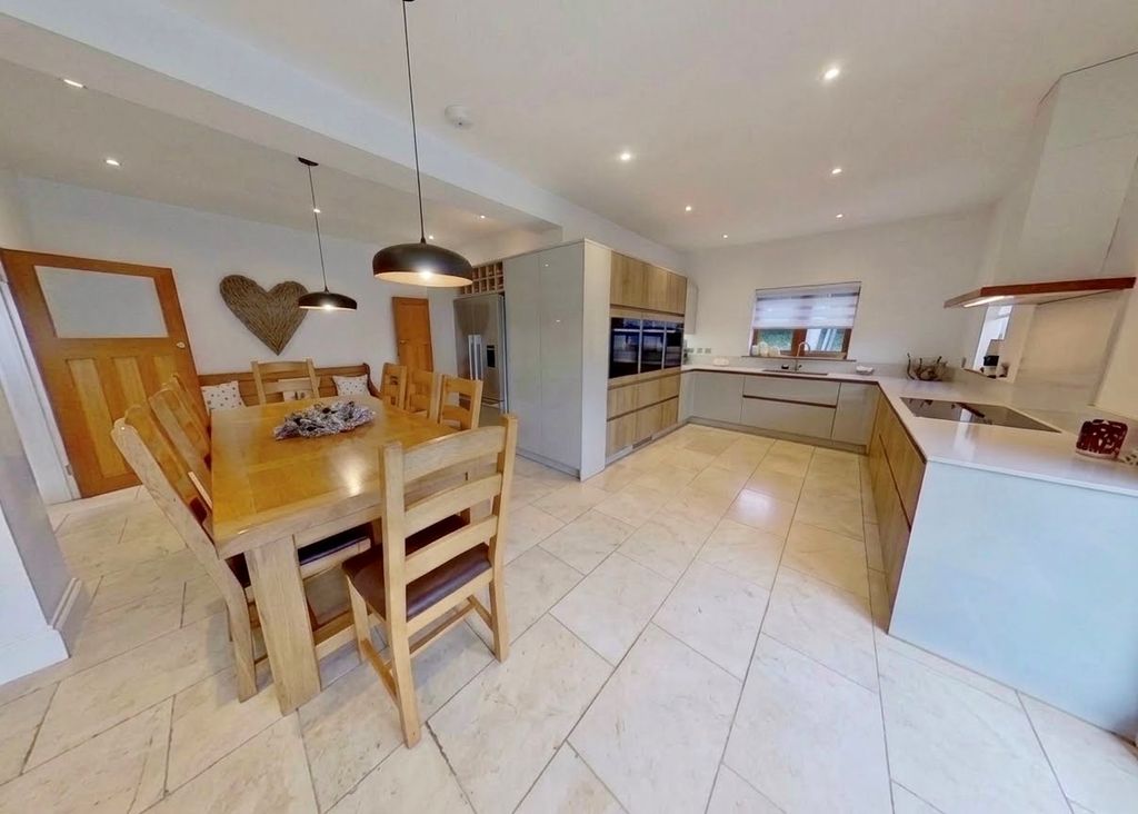 Property photo 2 of 31