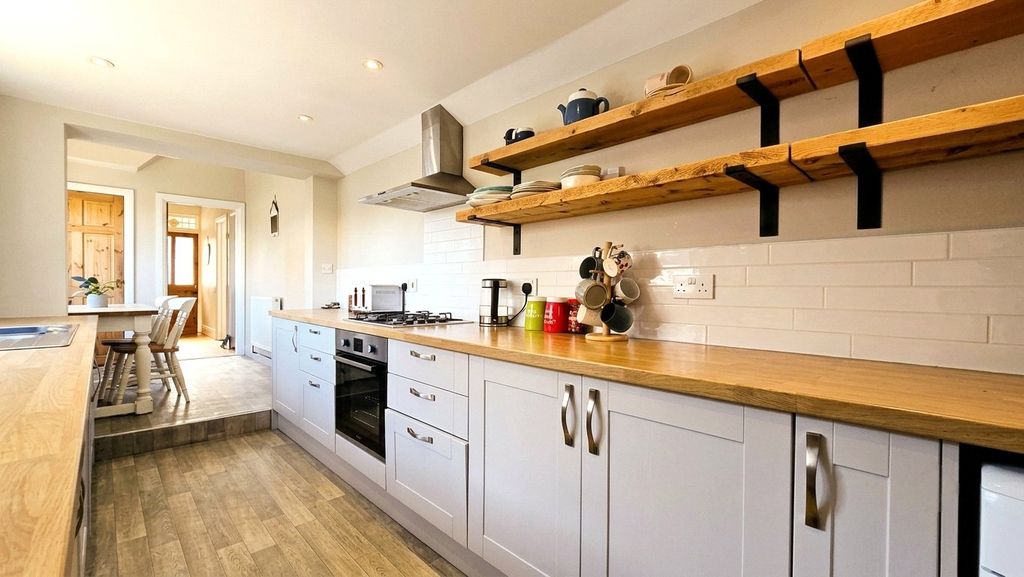 Property photo 3 of 17 Kitchen
