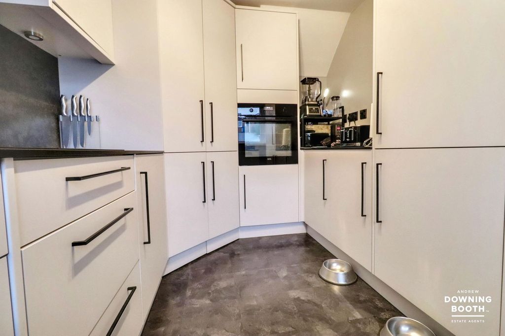 Property photo 3 of 28