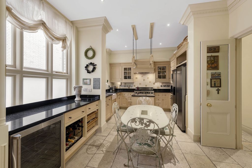 Property photo 3 of 11 Cadogan Square