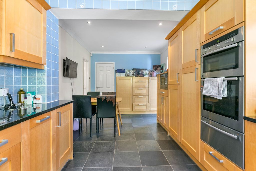 Property photo 3 of 33