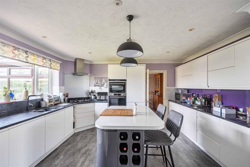 Property photo 2 of 20 Kitchen / Breakfast Room