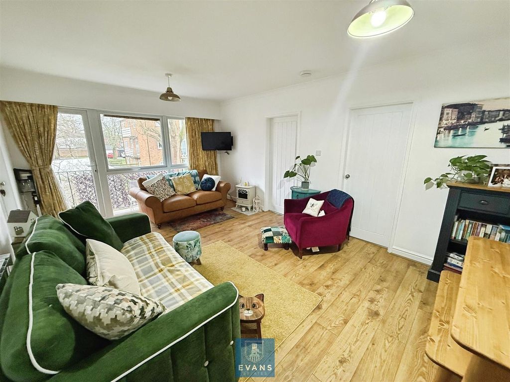 Property photo 2 of 12 Lounge