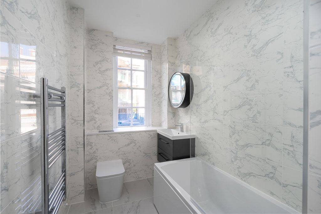 Property photo 2 of 10 Bathroom
