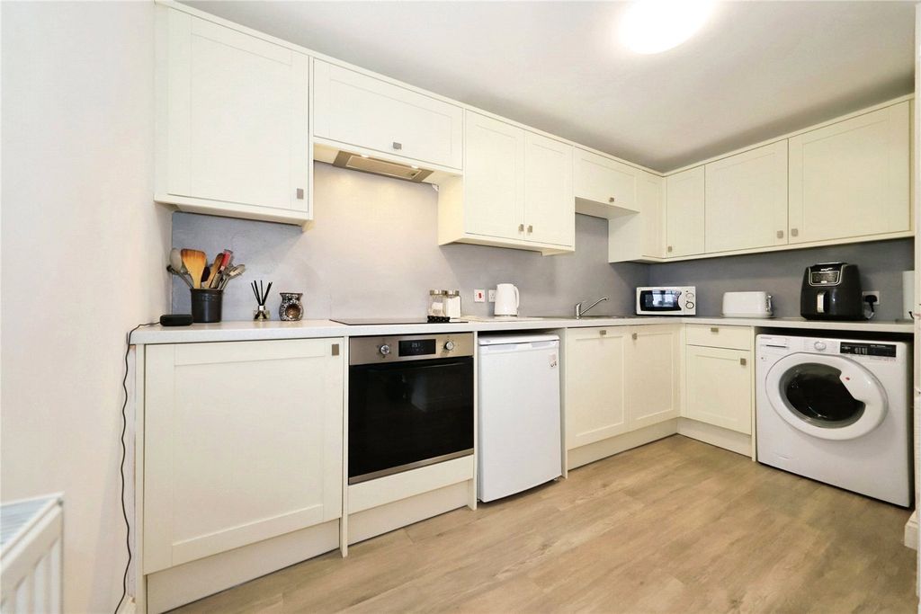 Property photo 3 of 10 Kitchen