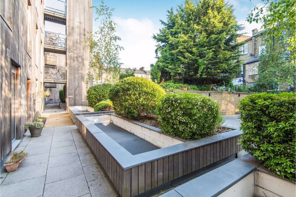 Property photo 2 of 23 Gardens