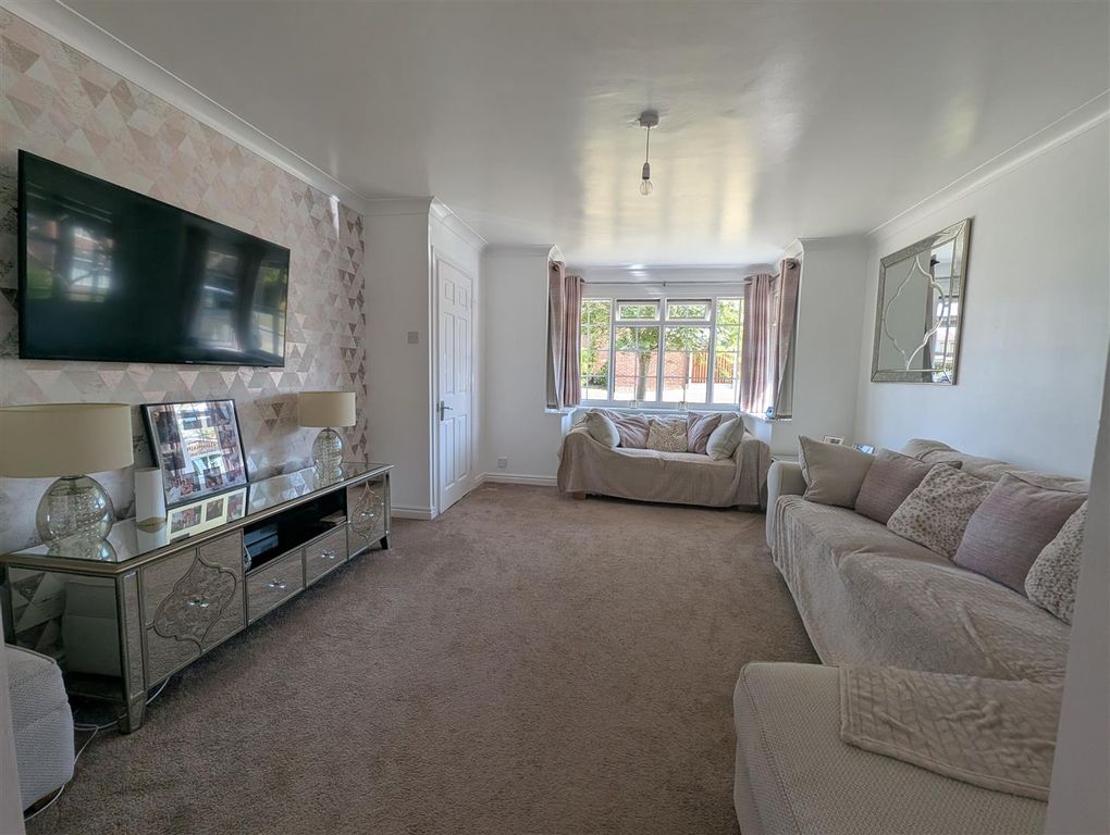 Property photo 2 of 20 Lounge
