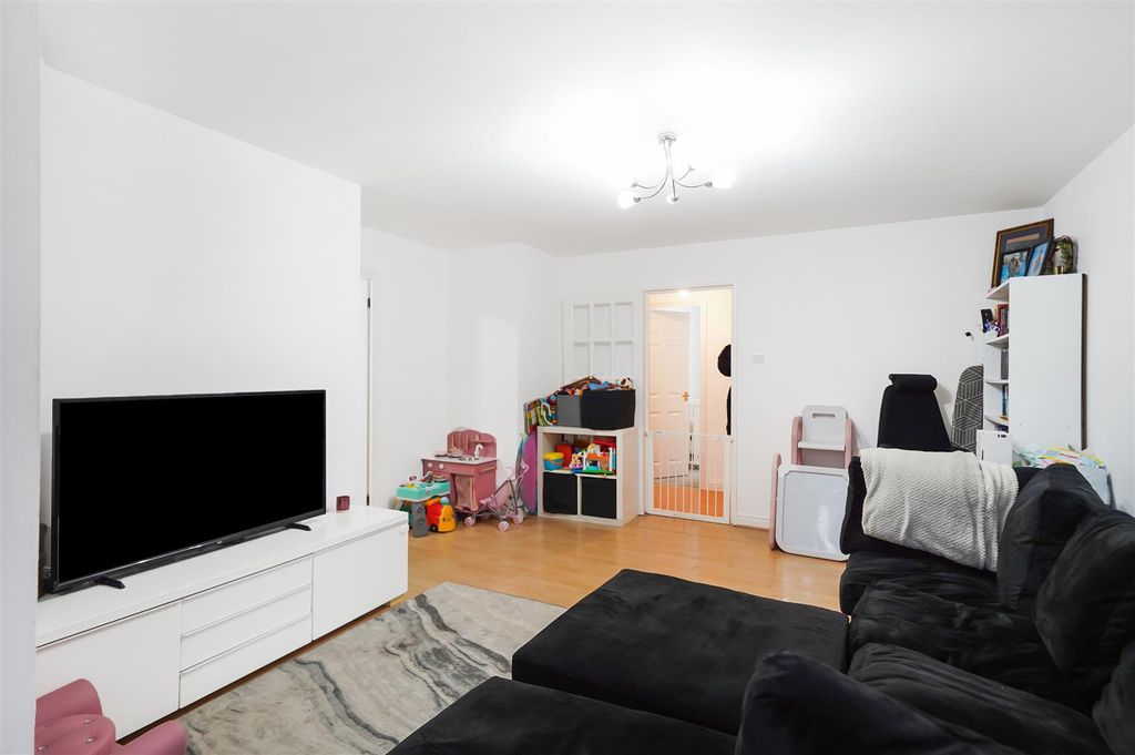 Property photo 3 of 14 2,Clarence Close - Bhbqohvmplr0Alhwabb7.Jpg