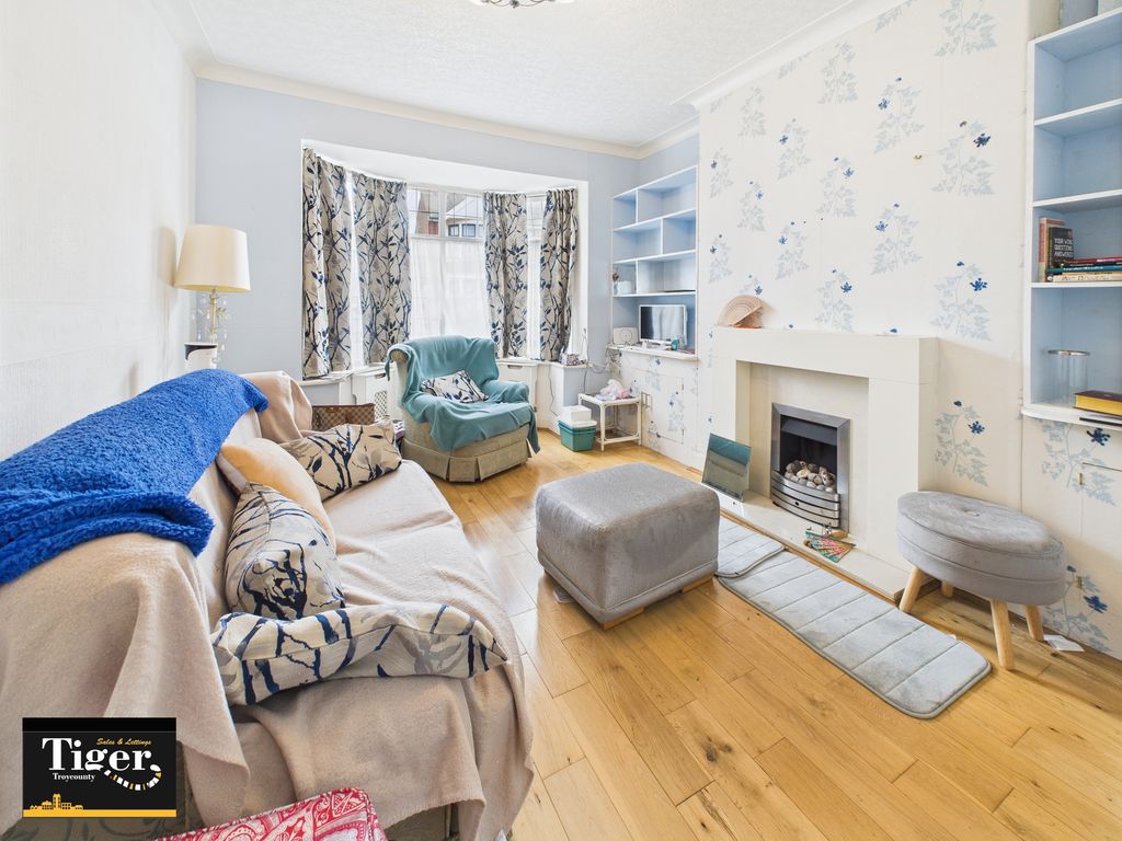 Property photo 3 of 17 Cam02176G0-Pr0662-Still014