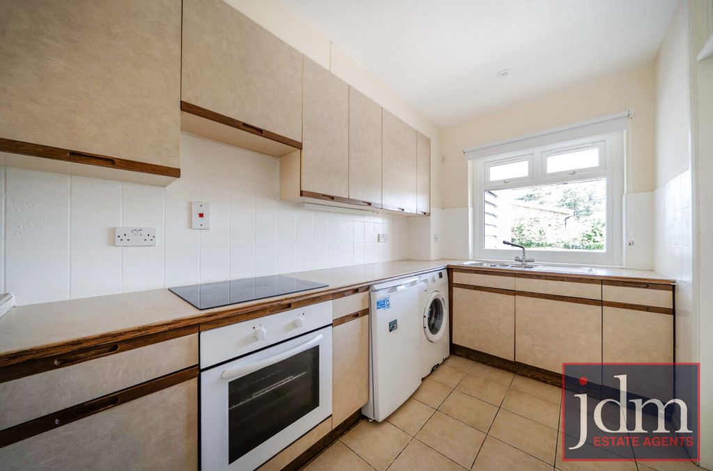 Property photo 3 of 8 Kitchen