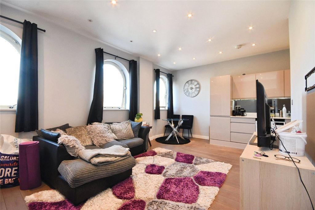 Property photo 2 of 15 Lounge