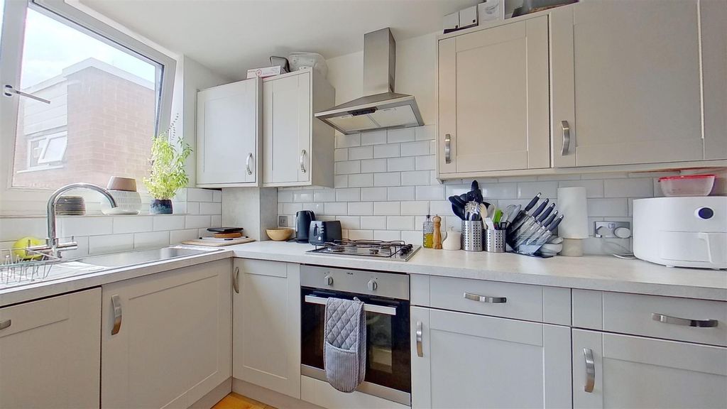 Property photo 2 of 9 Kingham-Close-Earlsfield-Sw18-06232023_081656.Jpg