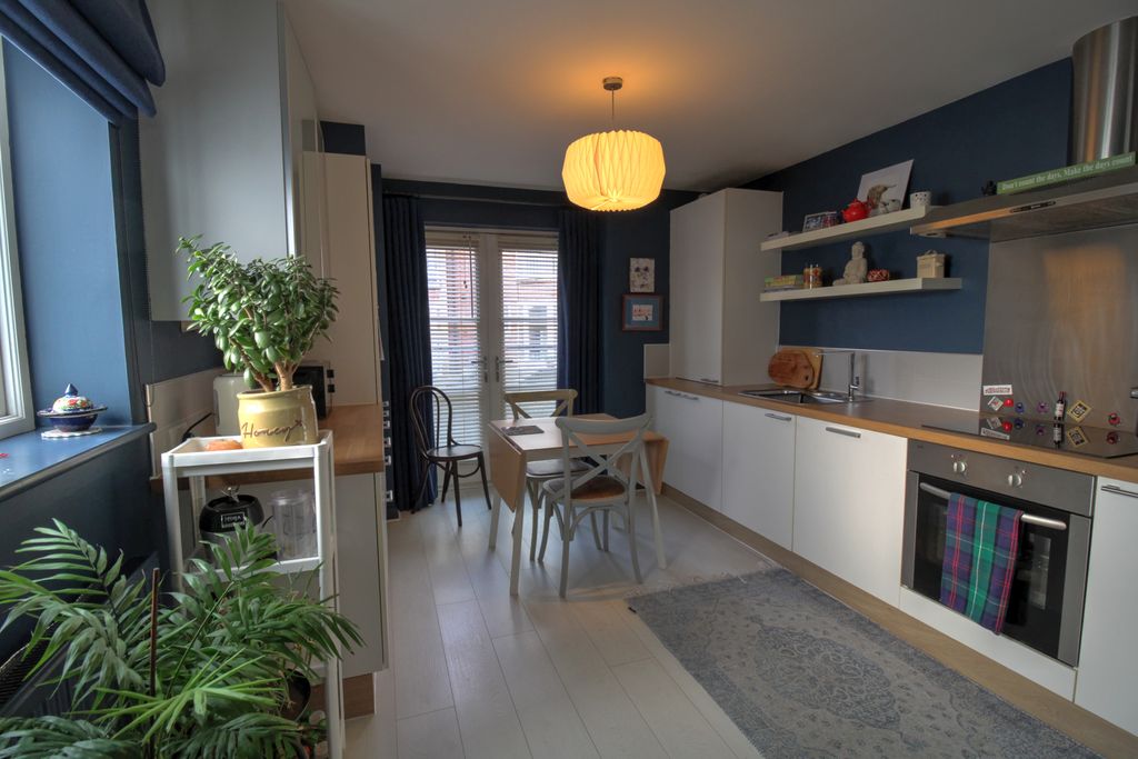 Property photo 3 of 10 Kitchen