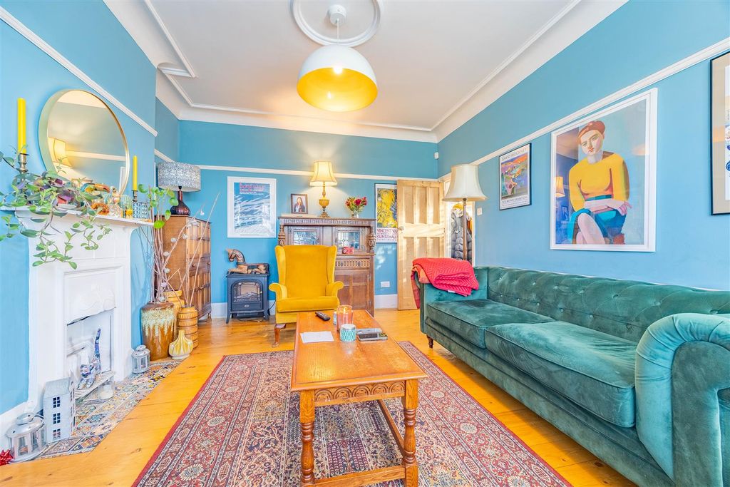 Property photo 3 of 30 Lounge