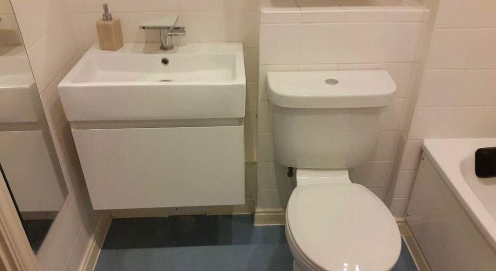 Property photo 1 of 5 Bathroom.Jpg