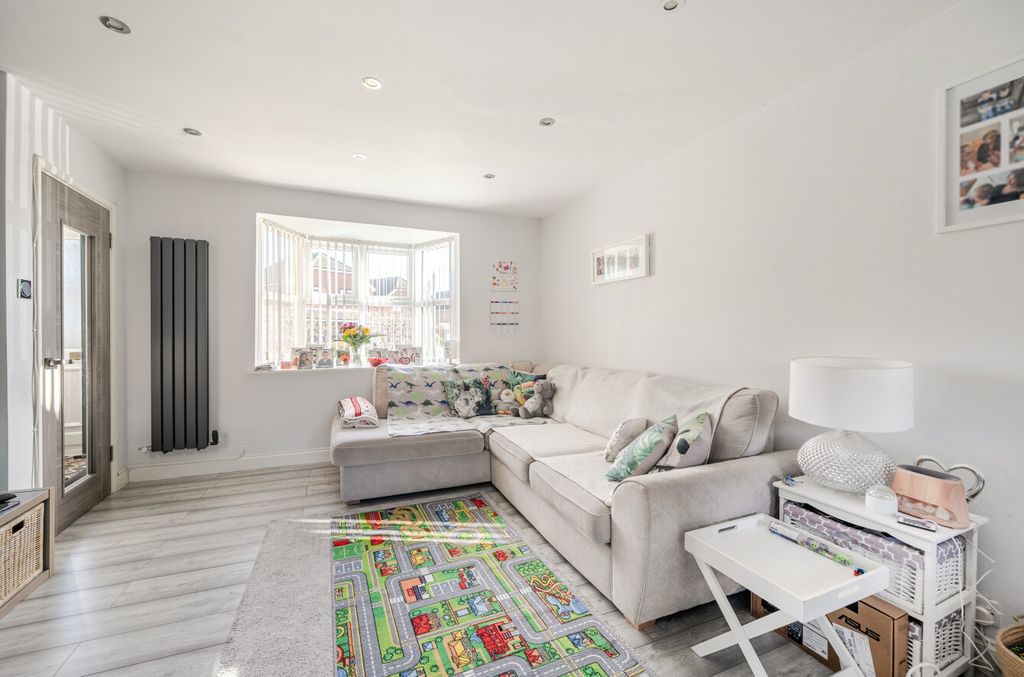 Property photo 2 of 17 1404081-19-698331...