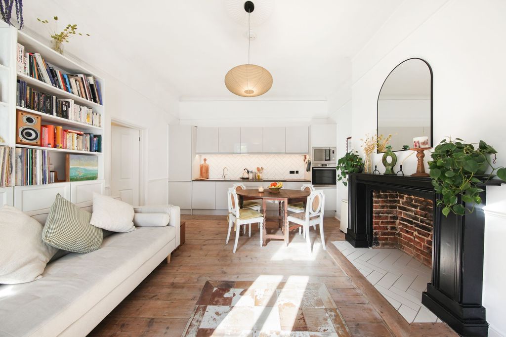 Property photo 2 of 13 Flat 2, 22 Penge Road